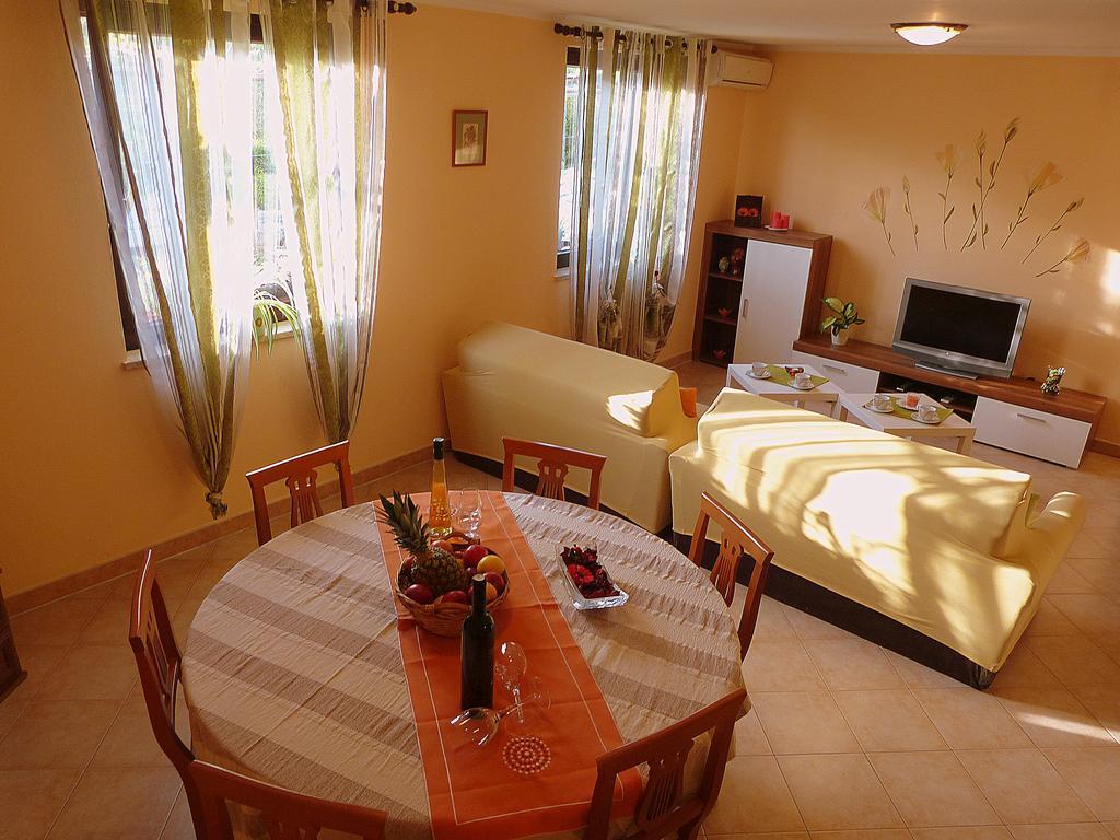 Apartment Oliva Pula Bagian luar foto